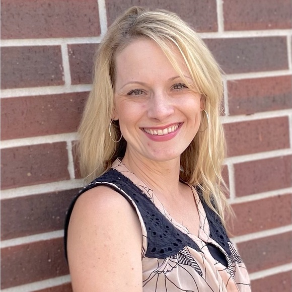 Meet your Posher, Nicole - Picture 1 of 1